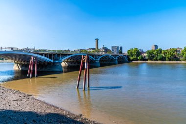 Yazın İngiltere 'nin başkenti Londra' da bulunan Thames nehrinin üzerindeki Chelsea Köprüsü 'nün manzarası.