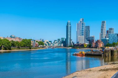 Battersea kıyılarından Thames nehri boyunca uzanan bir manzara. Yazın Vauxhall, Londra, İngiltere 'de bir dönemece doğru.