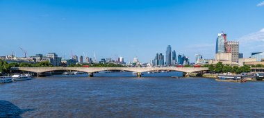 Yazın İngiltere 'nin başkenti Londra' da bulunan Thames nehri üzerindeki Waterloo Köprüsü 'ne doğru Golden Jubilee Köprüsü manzarası