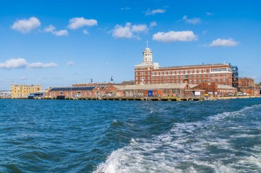 Sonbaharın başlarında İngiltere 'nin Portsmouth limanındaki bir tekneden tarihi tersaneye doğru bir manzara