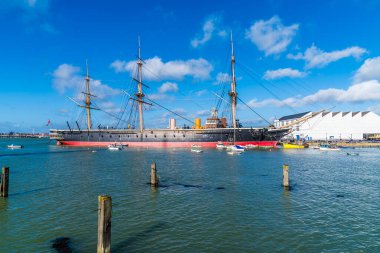 Sonbaharın başlarında İngiltere 'nin Portsmouth kentinde bir iç liman manzarası