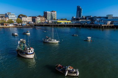 Sonbaharın başlarında İngiltere 'nin Portsmouth kentindeki iç limanda demirlemiş teknelerin manzarası
