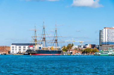Sonbaharın başlarında İngiltere 'nin Portsmouth kentindeki iç liman kıyısına doğru bir manzara