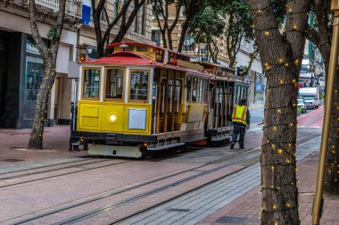 Powell Caddesi 'nin aşağısındaki teleferiğin San Francisco' da ilkbaharın başlarında çekilmiş görüntüsü.