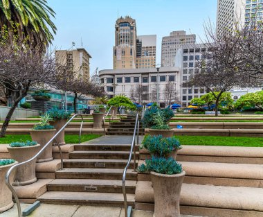 San Francisco 'da sabahın erken saatlerinde Union Meydanı' na çıkan adımların yakın görüntüsü.