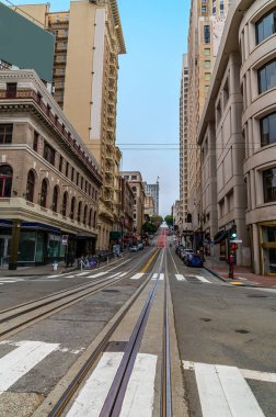 Sabahın erken saatlerinde San Francisco 'da Union Meydanı' ndan Powell Caddesi manzarası.