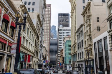 Sabahın erken saatlerinde San Francisco 'da Union Meydanı' ndan Post Caddesi 'ne bir manzara.