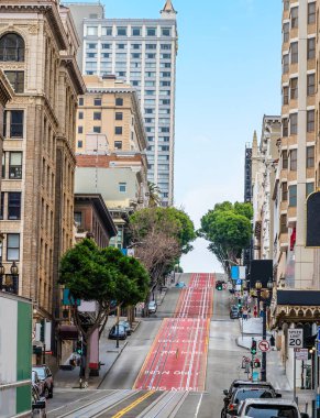 Union Meydanı 'ndan Powell Caddesi' ndeki tepelere kadar bahar erken saatlerde San Francisco 'da bir manzara.