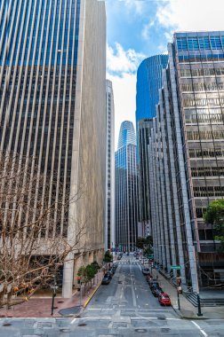 San Francisco Embarcadero Merkezi 'nin üst katındaki şehir kanyonundan ilkbaharın başlarında bir manzara.