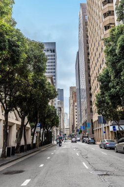 İlkbaharın başlarında San Francisco 'nun finans bölgesinde Montgomery Caddesi' nin aşağısında dar bir manzara.