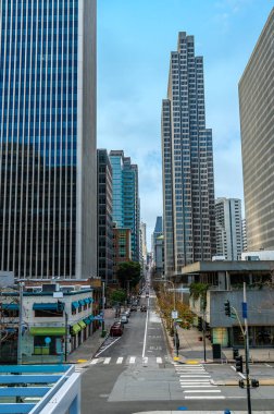 San Francisco 'daki Embarcadero Merkezi' nin üst katındaki ana caddeden ilkbaharın başlarında bir manzara.