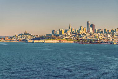 Baharın erken saatlerinde San Francisco şehir merkezine doğru gün batımına doğru bir manzara.