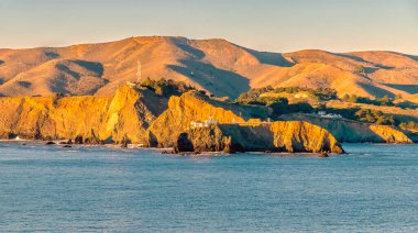 Point Diablo Deniz Feneri 'nin yakın bir görüntüsü ilkbaharın başlarında San Francisco yakınlarında batan güneşin ışığında yıkandı.