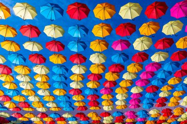 Puerto Vallarta 'daki Cruise terminalinin tavanından sarkan şemsiye manzarası