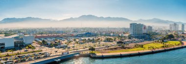 İlkbaharın başlarında Puerto Vallarta 'daki dağlara doğru gemi terminalinden bir görüntü.