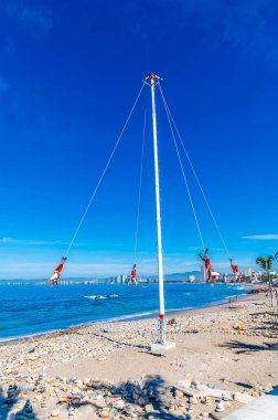 İlkbaharın başlarında Puerto Vallarta 'daki Malecon gezinti güvertesinin yanında sahne alan Malecon broşürleri