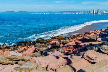 İlkbaharın başlarında Puerto Vallarta 'daki Malecon gezinti alanının sahil manzarası