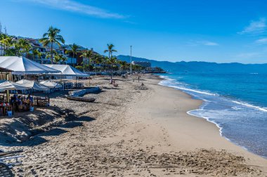 İlkbaharın başlarında Puerto Vallarta 'daki Malecon gezinti alanının kumlu sahili manzarası.