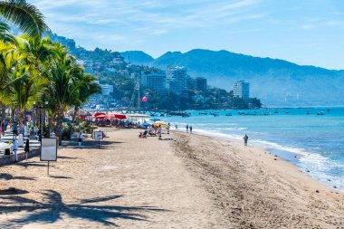 İlkbaharın başlarında Puerto Vallarta 'daki Olas Altas Sahili manzarası