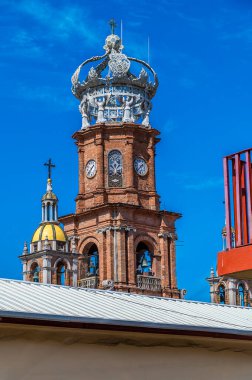 İlkbaharın başlarında Puerto Vallarta 'daki Guadalupe Kilisesi' nin kulesine bakan bir manzara.