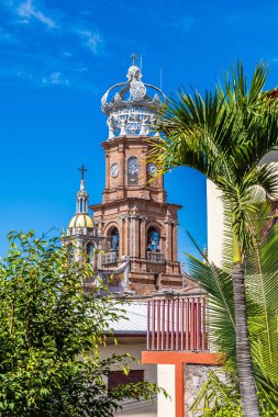 İlkbaharın başlarında Puerto Vallarta 'daki Guadalupe Kilisesi' nin kubbesine bakan bir manzara.