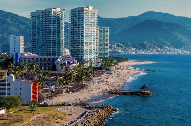 İlkbaharın başlarında Puerto Vallarta 'daki Salad Plajı boyunca bir hava manzarası.