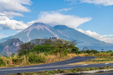 İlkbaharın başlarında Guatemala 'daki Escuintla' nın kuzeyindeki hareketsiz volkanlara doğru bir yol kavşağı manzarası.