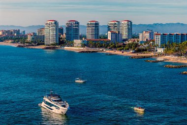 İlkbaharın başlarında Puerto Vallarta 'daki tatil plajlarına doğru bir hava manzarası