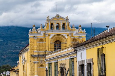 İlkbaharın başlarında Antigua, Guatemala 'daki Saint Peter Hastanesi' ne yakın çatılar boyunca bir manzara.