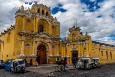 İlkbaharın başlarında Antigua, Guatemala 'daki Saint Peter Hastanesi' ne doğru bir manzara