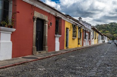 İlkbaharın başlarında Guatemala Antigua 'da renkli, kaldırımlı bir caddenin manzarası