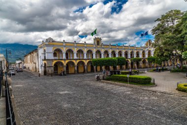 İlkbaharın başlarında Guatemala 'daki Antigua Sanat Müzesi' ne doğru katedralden bir manzara