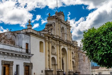 İlkbaharın başlarında Guatemala 'daki Antigua Katedrali' nin önünde bir manzara