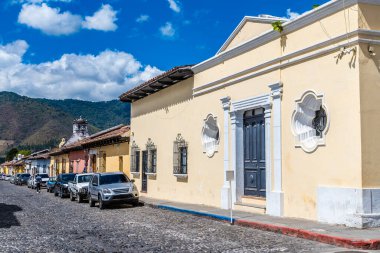 İlkbaharın başlarında, Guatemala 'da Antigua' da parlak renkli bir caddenin aşağısında bir manzara.