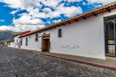 İlkbaharın başlarında Guatemala 'da Antigua' da uzun düz bir kaldırım manzarası