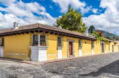 İlkbaharın başlarında Guatemala, Antigua 'da parlak renkli caddelerin kesiştiği yere doğru bir manzara.