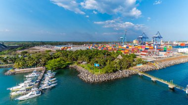 İlkbaharın başlarında Guatemala 'daki Puerto Quetzal limanındaki marina ve konteynır limanına bakan bir hava manzarası.