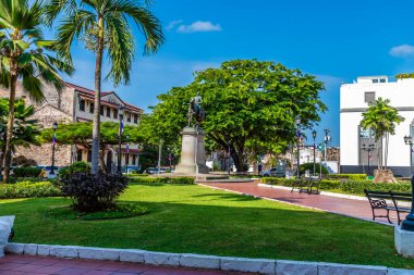 Bahar sabahının erken saatlerinde Panama 'daki eski sömürge şehrinde bir parkın manzarası.