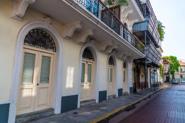 Eski Panama City 'de sakin bir sömürge tarzı caddenin aşağısında bahar sabahının erken saatlerinde