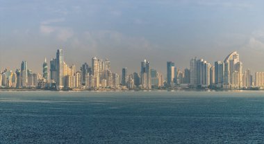 Baharın erken saatlerinde modern Panama şehrinin ufuk çizgisine doğru bir manzara.