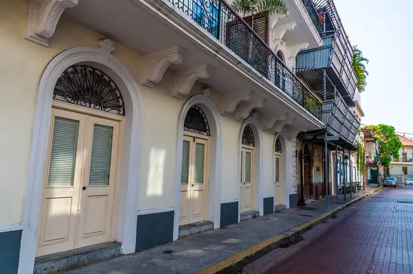 Eski Panama City 'de sakin bir sömürge tarzı caddenin aşağısında bahar sabahının erken saatlerinde