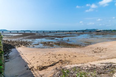Baharın erken saatlerinde eski Panama City 'deki Santo Domingo plajından kaburga kemeri yoluna doğru bir manzara.