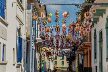 Baharın erken saatlerinde eski Panama City 'de süslü bir caddenin manzarası.