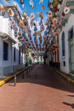 Baharın erken saatlerinde eski Panama City 'de parlak renkli ve şapkalı bir caddenin manzarası