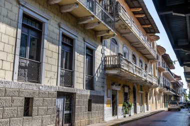 Bahar sabahının erken saatlerinde eski Panama City 'de dar ve sessiz bir sömürge tarzı cadde manzarası.