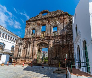 Baharın erken saatlerinde eski Panama City 'deki Santo Domingo Manastırı' nın harabelerine doğru bir manzara.