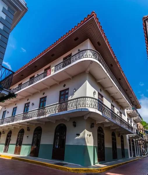 Eski Panama City 'de sömürge tarzı bir caddede bahar sabahı bir köşe manzarası.