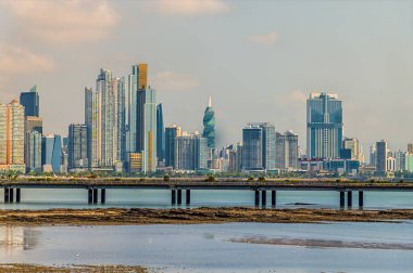 Baharın erken saatlerinde ön planda kaburga kemeri olan modern Panama şehrinin yakın görüntüsü.