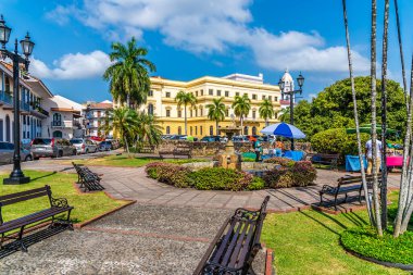 Baharın erken saatlerinde eski Panama City 'deki Orta Kale Meydanı manzarası