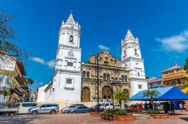 Bağımsızlık Meydanı boyunca eski Panama şehrinde ilkbahar sabahı erken saatlerde Eski Aziz Maria Katedrali 'ne doğru bir manzara.